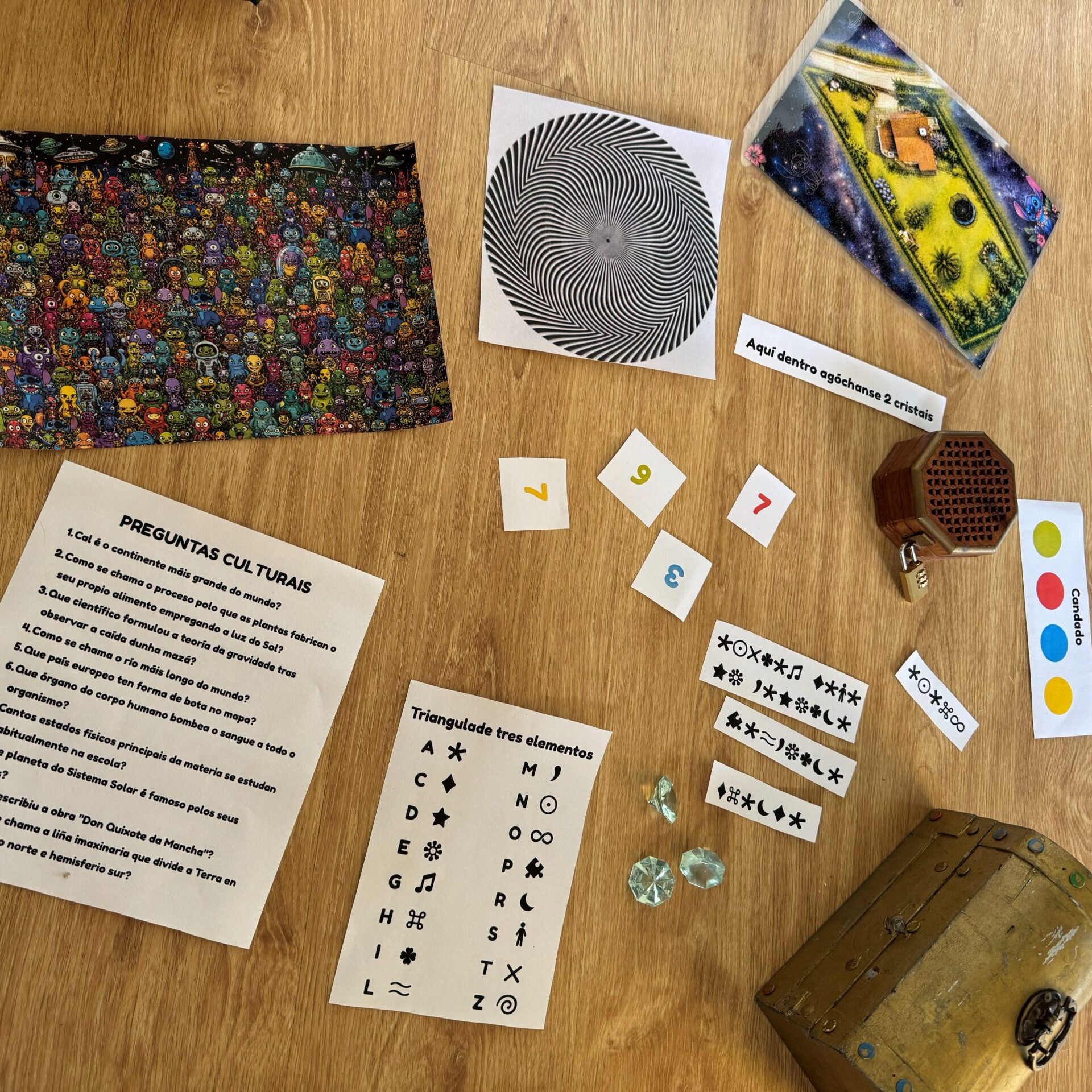 Materiais preparados para un escape room educativo baseado na resolución de retos e no traballo en equipo.