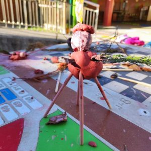 Creación artística con materiais reciclados para estimular a imaxinación, a creatividade e a experimentación.