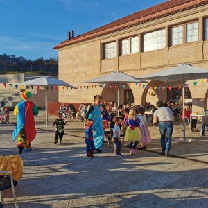 Actividade de animación infantil con xogos e dinamización durante unha festa comunitaria en Entroido.