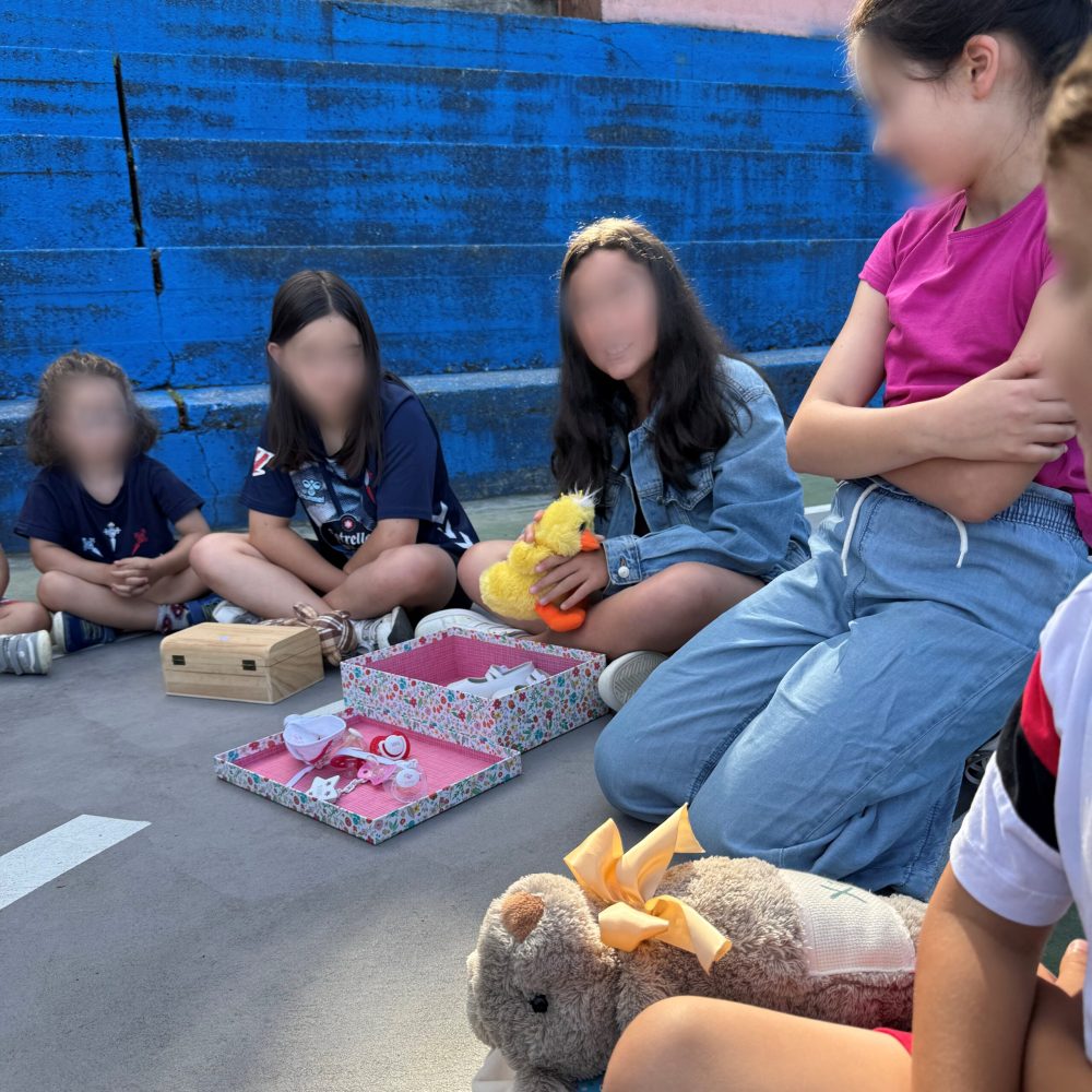 Grupo participando nunha dinámica de educación emocional para traballar a comunicación e a expresión das emocións.