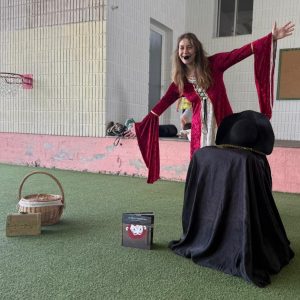 Actividade de contacontos teatralizado para estimular a imaxinación, a participación e a expresión corporal.